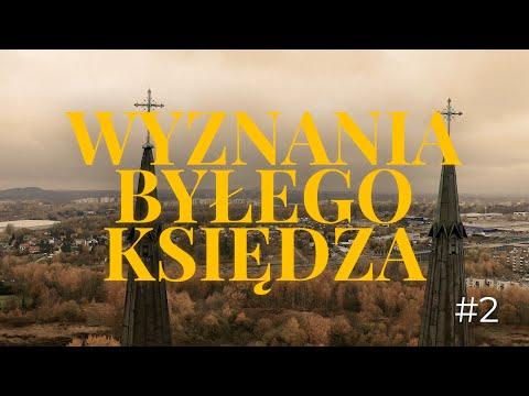 Otwarta Biblia na tle ceglanej ściany podczas rozważań teologicznych